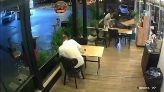Motosiklet lokantada oturan müşteriye çarptı