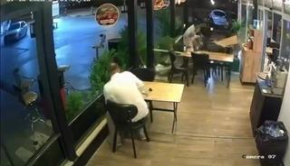 Motosiklet lokantada oturan m&uuml;şteriye &ccedil;arptı