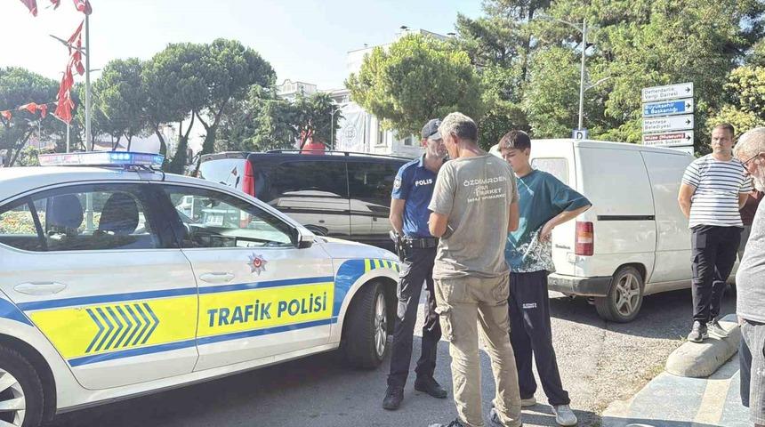 Ehliyetsiz s&uuml;r&uuml;c&uuml;n&uuml;n karıştığı kazada motosikletli yaralandı