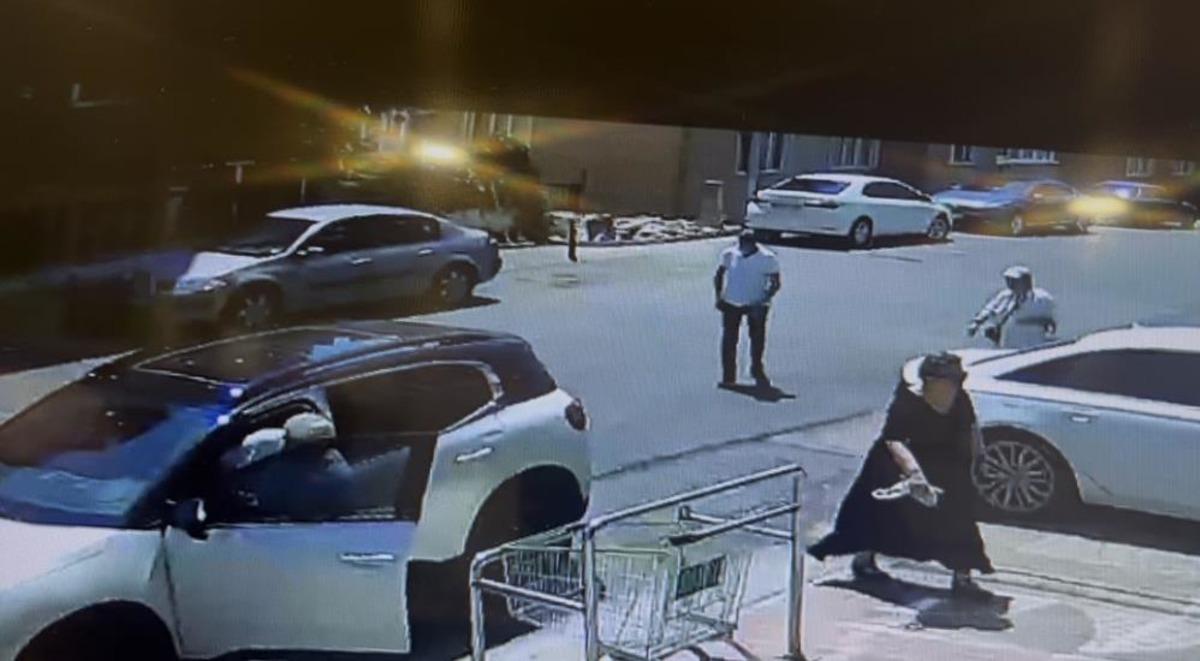 El frenini çekmeyi unuttu, otomobil bahçe duvarında asılı kaldı 2