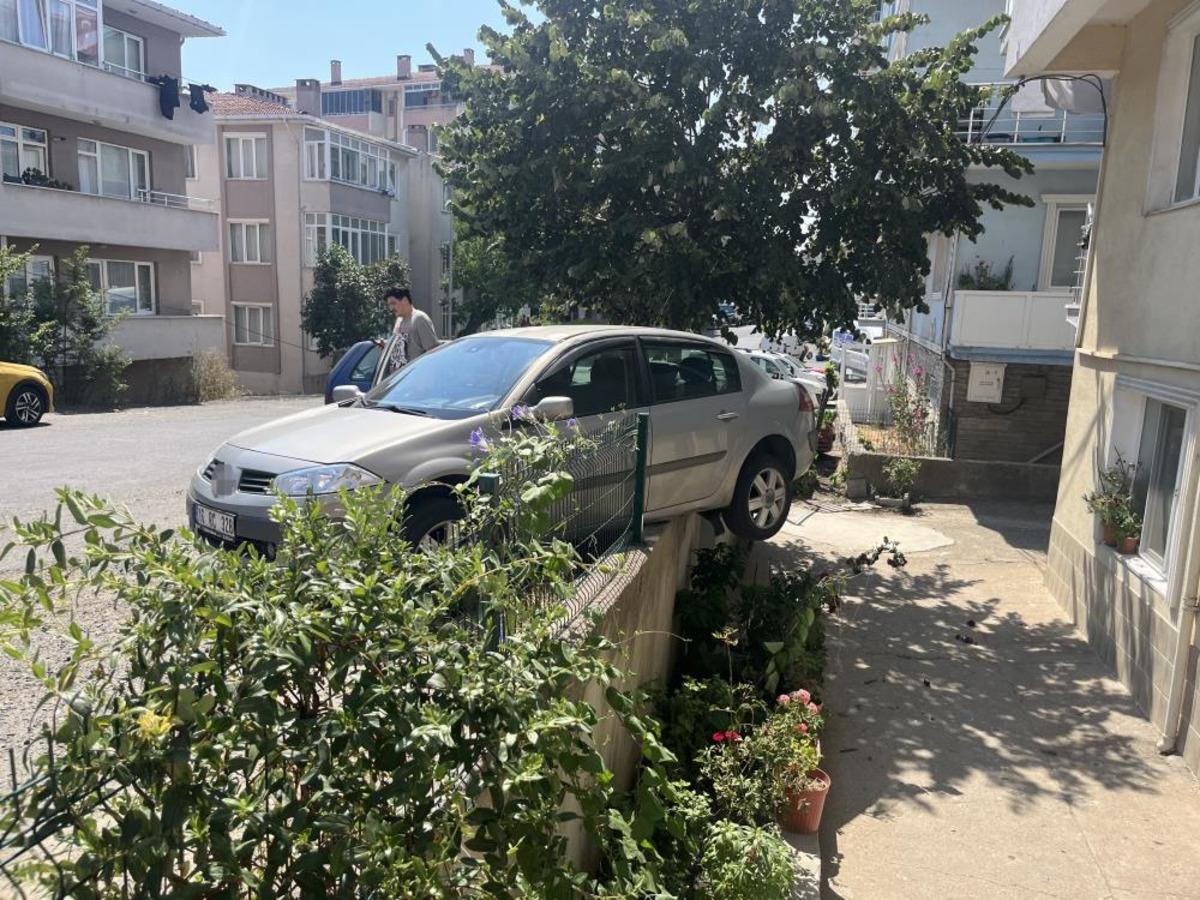 El frenini çekmeyi unuttu, otomobil bahçe duvarında asılı kaldı 3