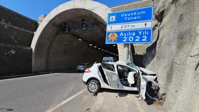 Tünel girişinde feci kaza: Tabelaya ok gibi saplandı