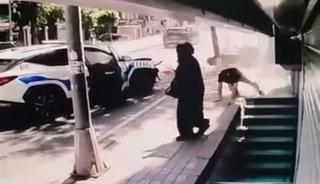 Polis aracı motosiklete &ccedil;arptı: 2'si polis 3 yaralı