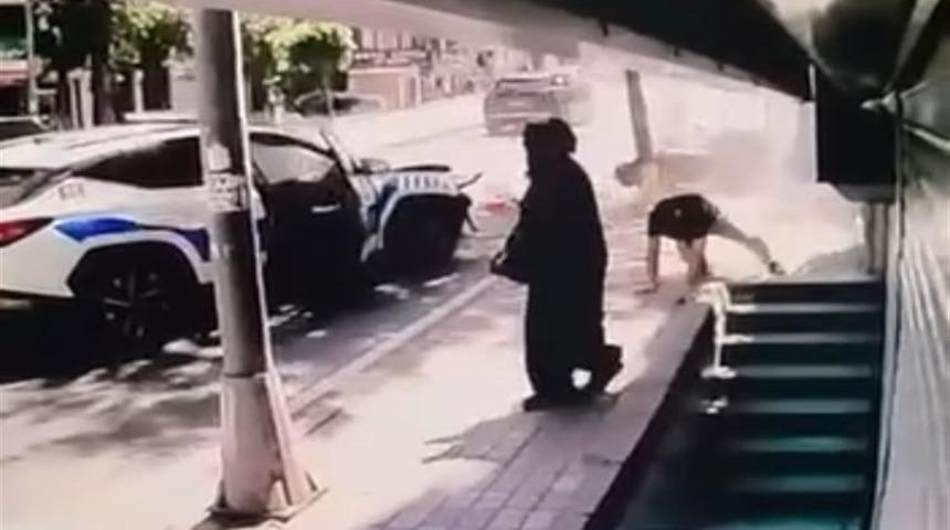 Fatih'te polis aracının motosiklete &ccedil;arptığı kaza kamerada: 2'si polis 3 yaralı