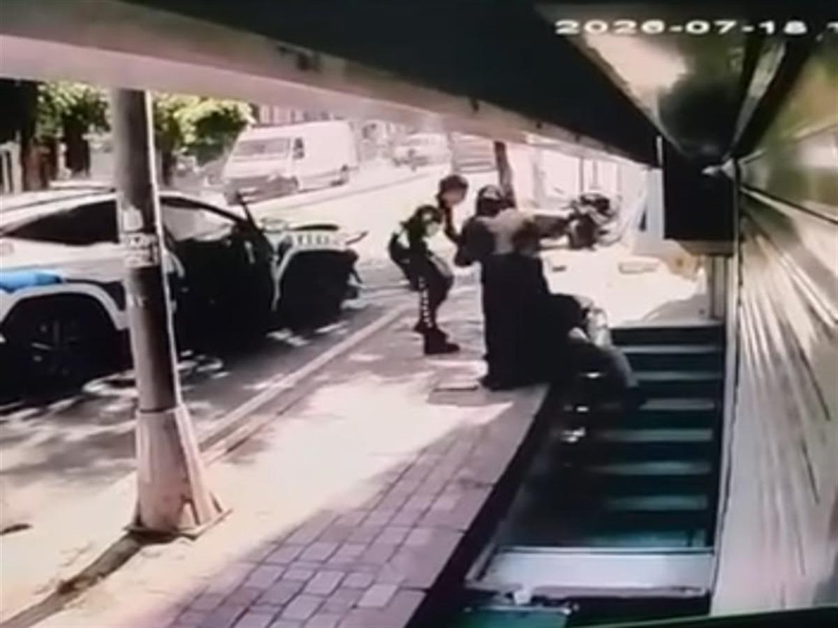 Fatih te polis aracının motosiklete çarptığı kaza kamerada: 2 si polis 3 yaralı 1