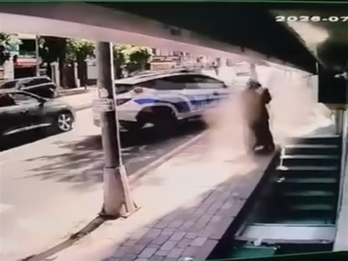 Fatih te polis aracının motosiklete çarptığı kaza kamerada: 2 si polis 3 yaralı 2