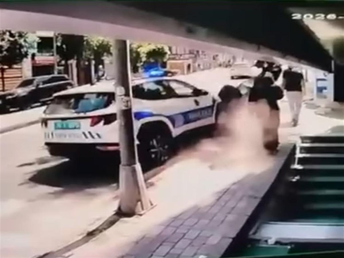 Fatih te polis aracının motosiklete çarptığı kaza kamerada: 2 si polis 3 yaralı 3