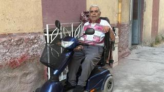 Oğlunun akülü tekerlekli sandalyesini yaktığı babaya akülü araç hediye edildi