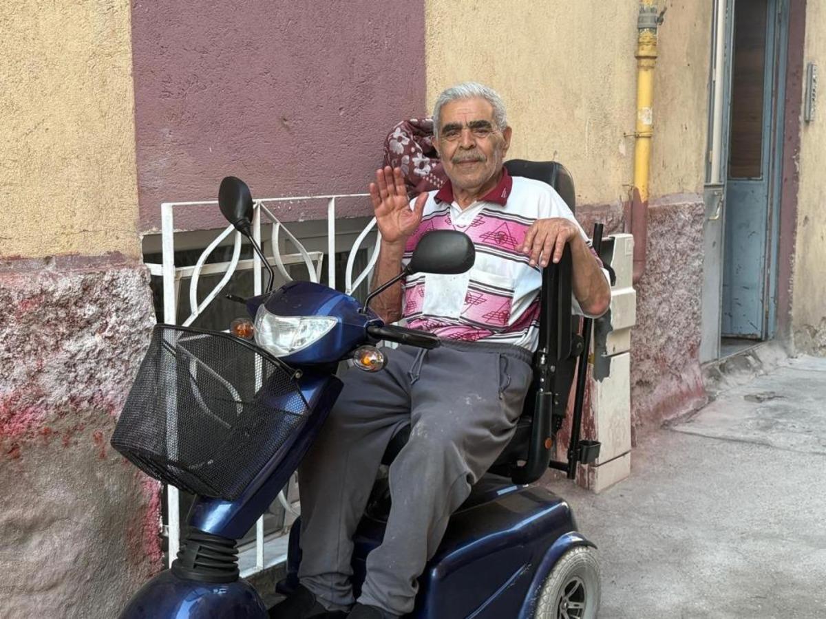 Oğlunun akülü tekerlekli sandalyesini yaktığı babaya akülü araç hediye edildi 2