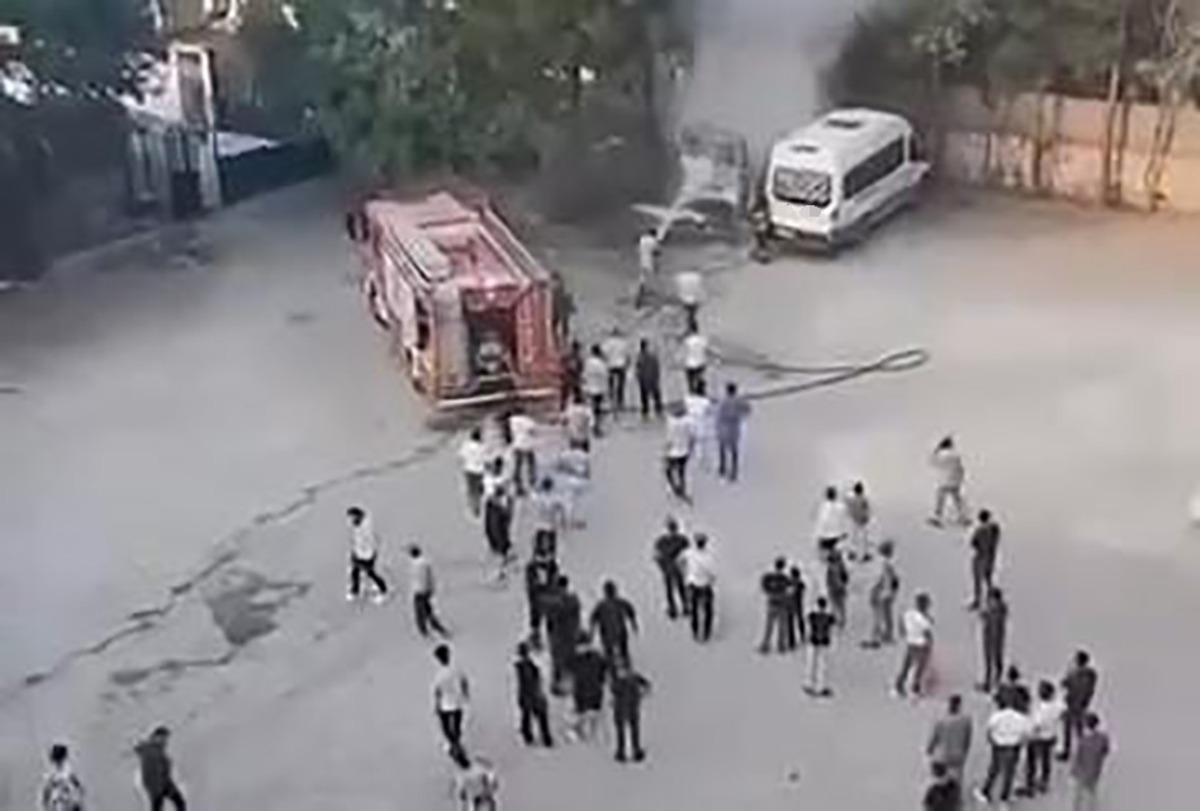 Diyarbakır da park halindeki minibüs alev aldı 1