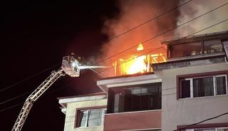 Bolu&rsquo;da apartmanda &ccedil;ıkan yangında alevler geceyi aydınlattı