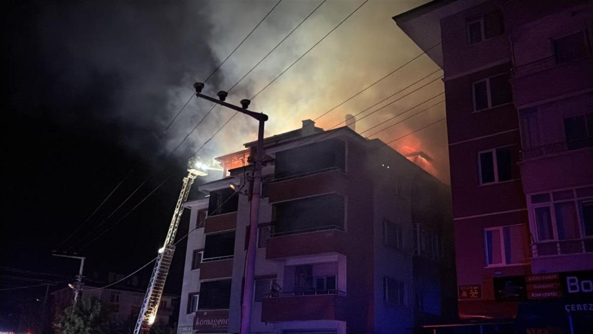 Bolu’da apartmanda çıkan yangında alevler geceyi aydınlattı: Patlama sesleri paniğe neden oldu 1
