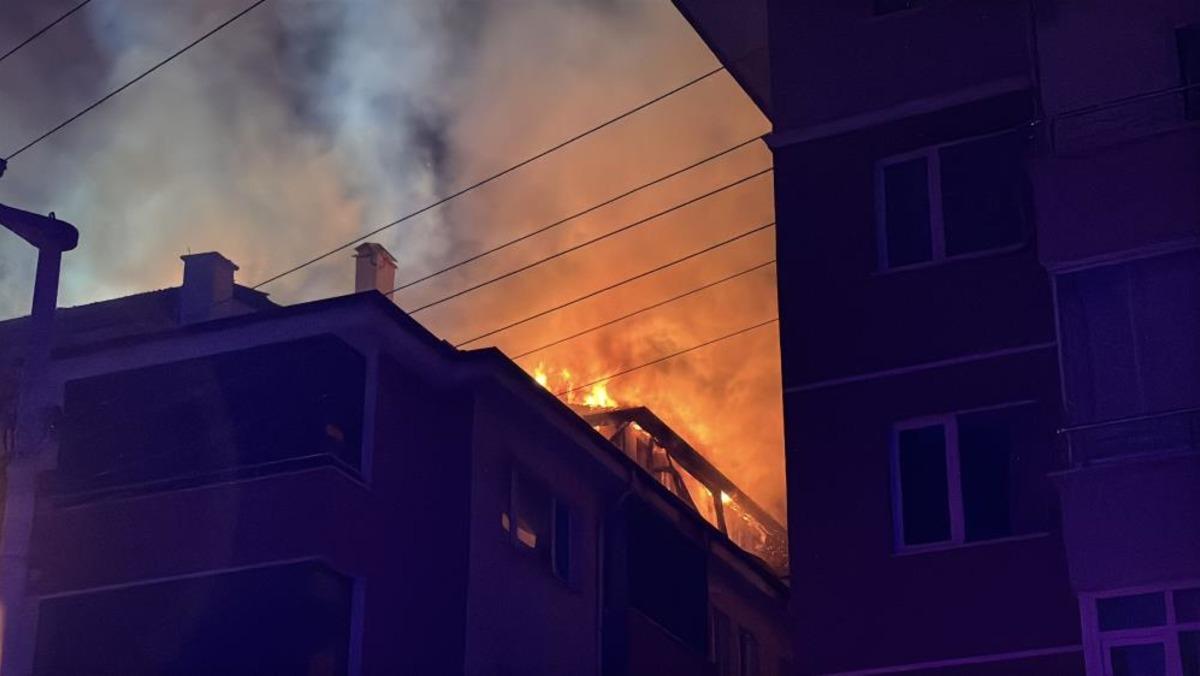 Bolu’da apartmanda çıkan yangında alevler geceyi aydınlattı: Patlama sesleri paniğe neden oldu 3