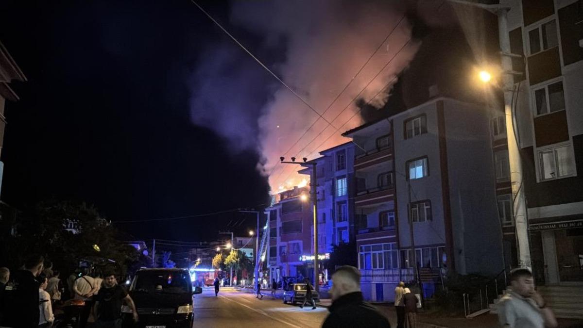 Bolu’da apartmanda çıkan yangında alevler geceyi aydınlattı: Patlama sesleri paniğe neden oldu 2