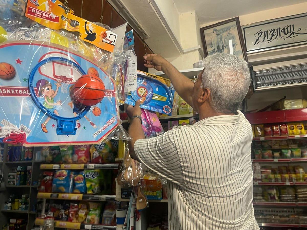 Bakkala giren 90 lı yıllara yolculuk yapıyor: Gelen mutlu oluyor 2