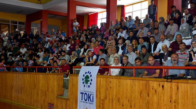 Bakan Yılmaz, Sivas'ta 438 TOKİ konutu kura çekimine katıldı