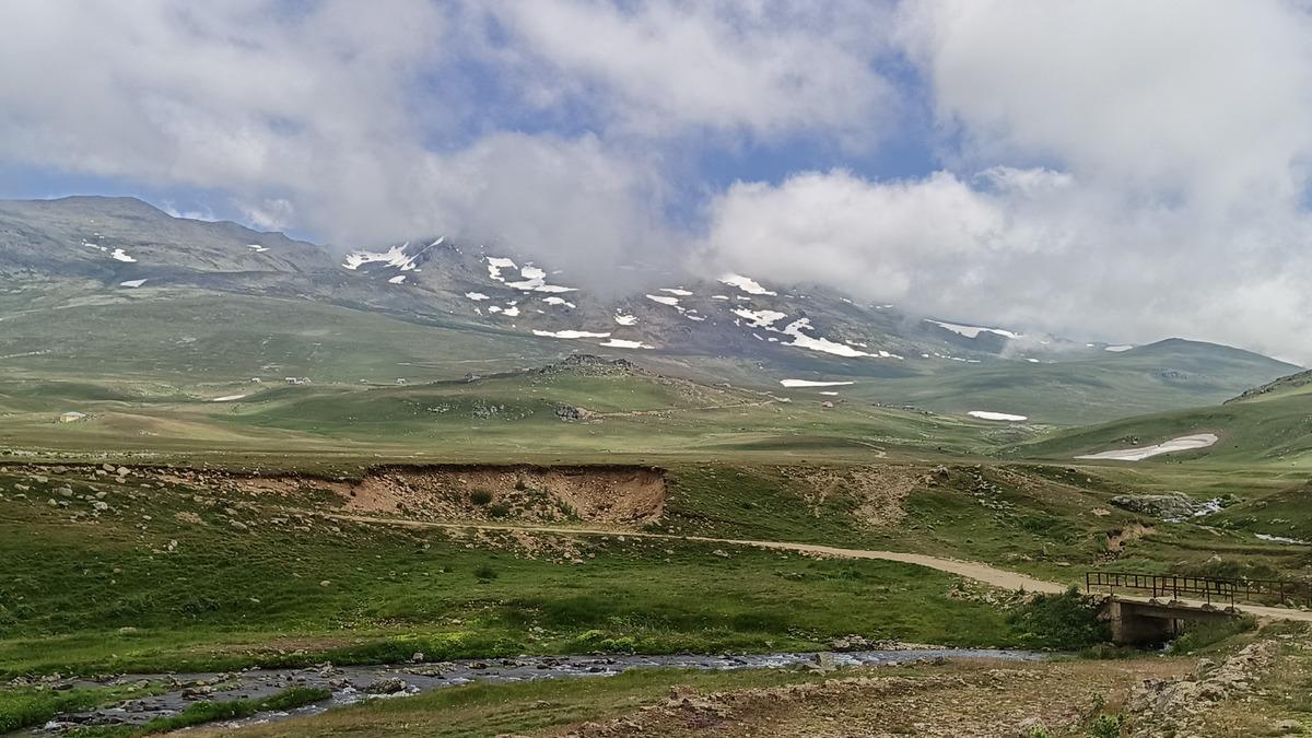 Yaylanın ortasında gürül gürül akıyor! Yaz kış dinlemiyor 1