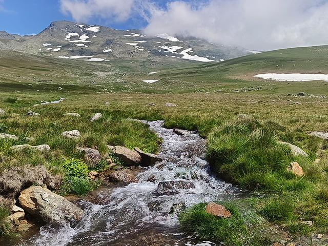 Yaylanın ortasında g&uuml;r&uuml;l g&uuml;r&uuml;l akıyor! Yaz kış dinlemiyor