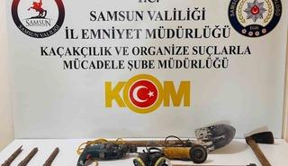 Halı altındaki gizli ge&ccedil;it ka&ccedil;ak kazıyı ortaya &ccedil;ıkardı