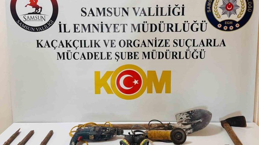 Halı altındaki gizli ge&ccedil;it ka&ccedil;ak kazıyı ortaya &ccedil;ıkardı