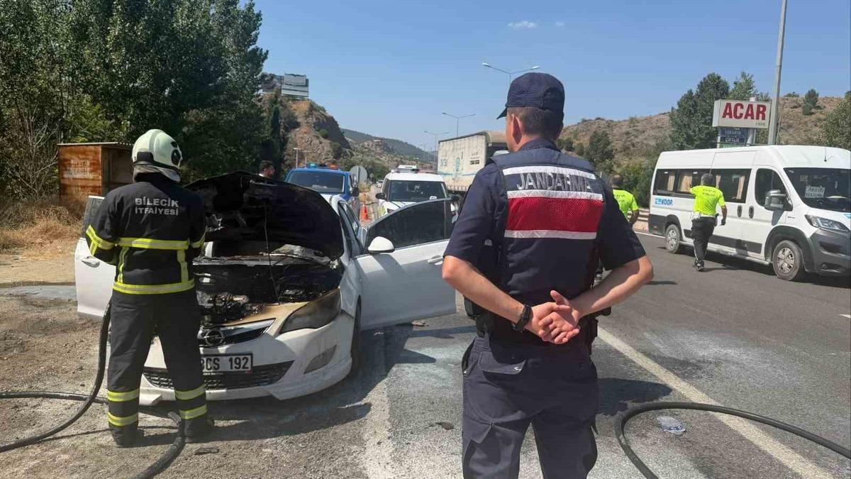 Seyir halindeki otomobil bir anda alev aldı