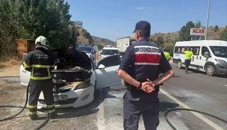 Seyir halindeki otomobil bir anda alev aldı