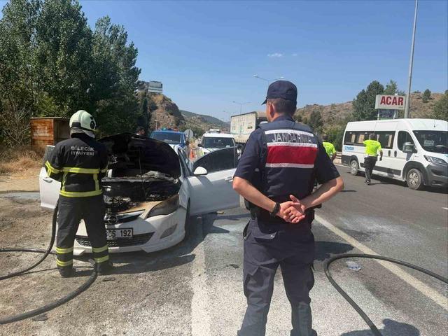 Seyir halindeki otomobil bir anda alev aldı