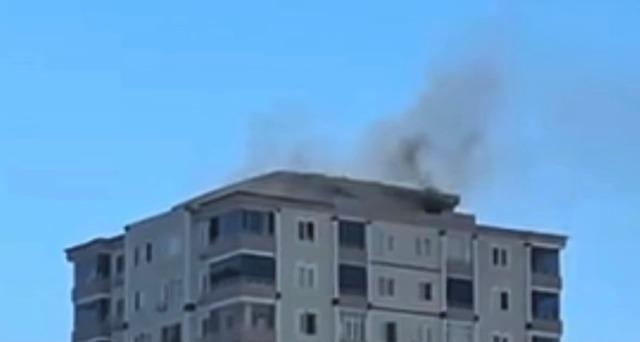 Gaziantep’te 14 katlı apartmanın çatısında çıkan yangını itfaiye söndürdü 2