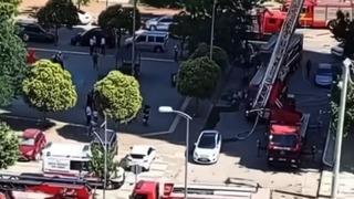 Gaziantep’te 14 katlı apartmanın çatısında çıkan yangını itfaiye söndürdü