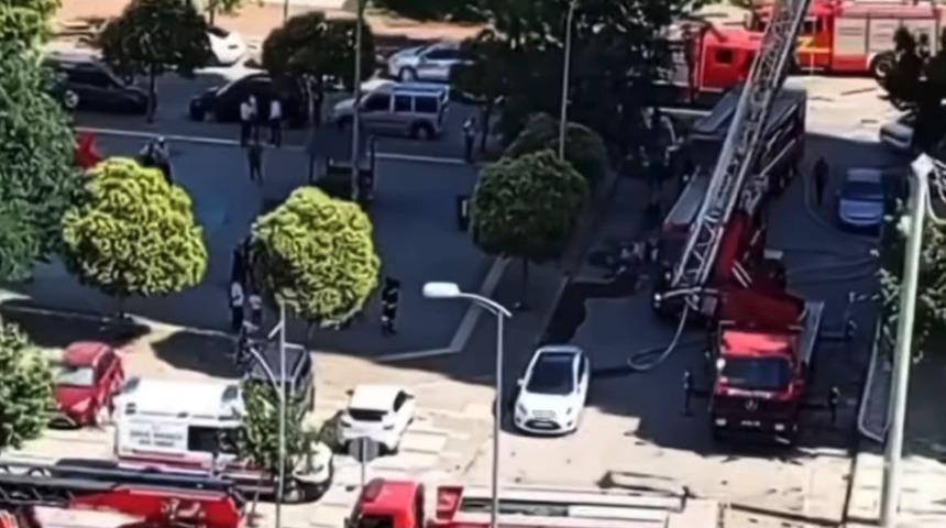 Gaziantep&rsquo;te 14 katlı apartmanın &ccedil;atısında &ccedil;ıkan yangını itfaiye s&ouml;nd&uuml;rd&uuml;