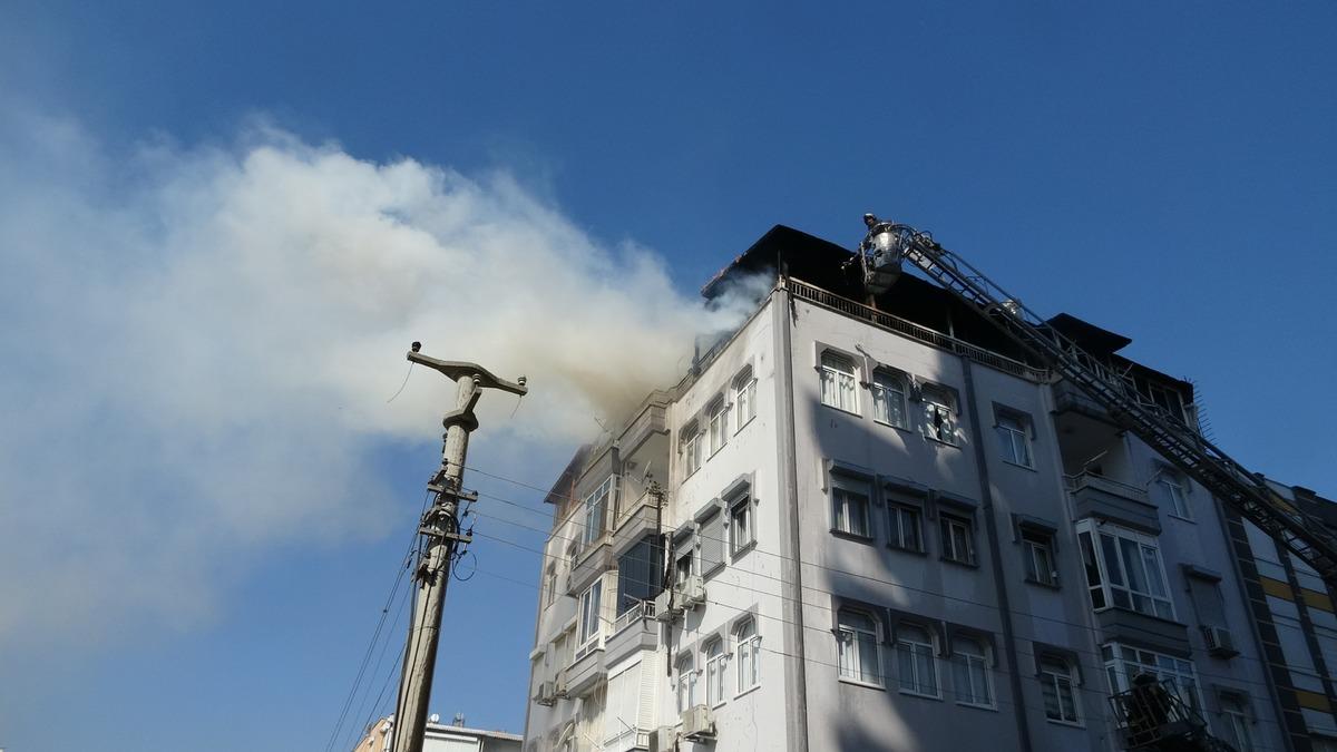 Terasta çıkan yangından kurtulmak için apartmanın duvarında asılı kaldılar 3