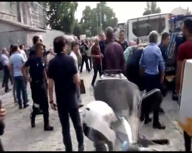 Beyazıt Meydanı karıştı.. Zabıtalarla seyyar satıcıların kavgası kamerada 1