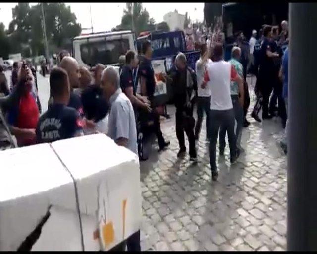 Beyazıt Meydanı karıştı.. Zabıtalarla seyyar satıcıların kavgası kamerada 2