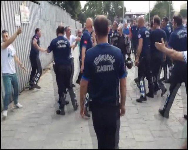 Beyazıt Meydanı karıştı.. Zabıtalarla seyyar satıcıların kavgası kamerada 3