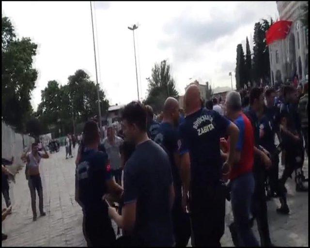 Beyazıt Meydanı karıştı.. Zabıtalarla seyyar satıcıların kavgası kamerada 4