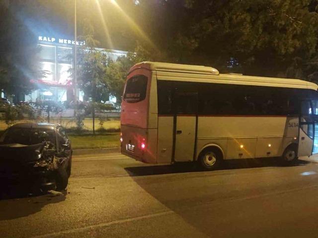 Ters y&ouml;nden gelen alkoll&uuml; s&uuml;r&uuml;c&uuml; servis minib&uuml;s&uuml;ne &ccedil;arptı