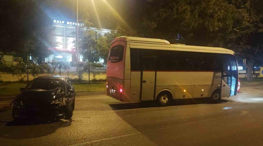 Ters y&ouml;nden gelen alkoll&uuml; s&uuml;r&uuml;c&uuml; servis minib&uuml;s&uuml;ne &ccedil;arptı
