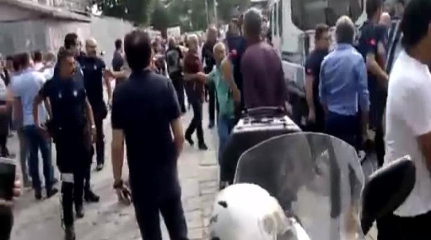 Beyazıt Meydanı karıştı.. Zabıtalarla seyyar satıcıların kavgası kamerada