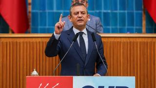 Salonda ayakta alkışladılar! Özgür Özel'in yeni partisine geçecek vekiller netleşti: İşte isim isim o liste