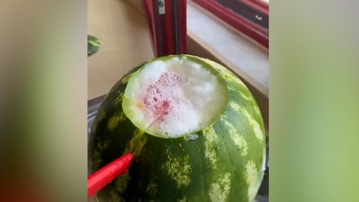 Bıçağı vurduğu an fışkırdı! Köpüren karpuz tehlike saçıyor 2