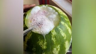 Bıçağı vurduğu an fışkırdı! Köpüren karpuz tehlike saçıyor