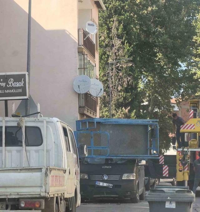 Yük asansörü minibüsün üzerine böyle devrildi 5