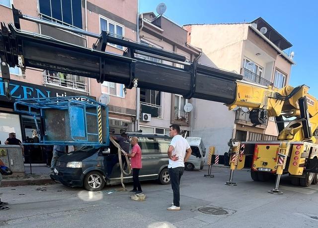 Yük asansörü minibüsün üzerine böyle devrildi 4