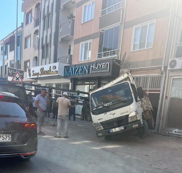 Yük asansörü minibüsün üzerine böyle devrildi 3