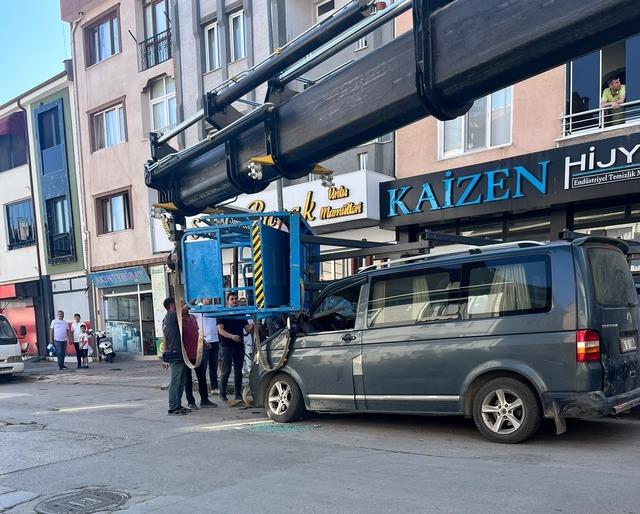 Yük asansörü minibüsün üzerine böyle devrildi 2