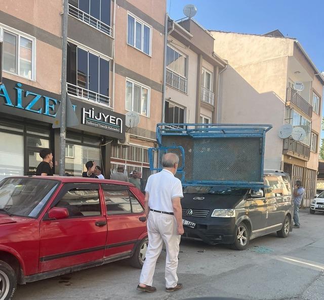 Yük asansörü minibüsün üzerine böyle devrildi 1