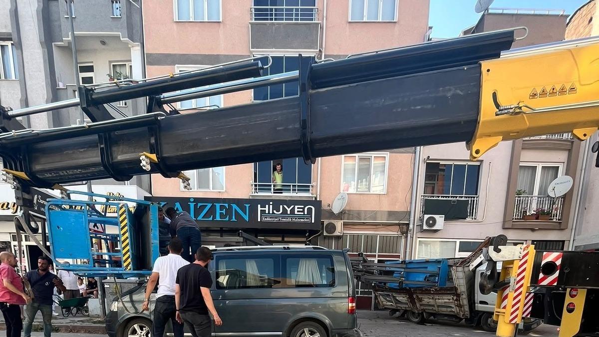 Yük asansörü minibüsün üzerine böyle devrildi