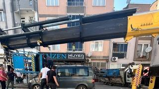 Son dakika: Y&uuml;k asans&ouml;r&uuml; minib&uuml;s&uuml;n &uuml;zerine b&ouml;yle devrildi