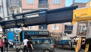 Y&uuml;k asans&ouml;r&uuml; minib&uuml;s&uuml;n &uuml;zerine b&ouml;yle devrildi