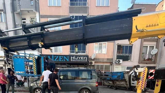 Yük asansörü minibüsün üzerine böyle devrildi